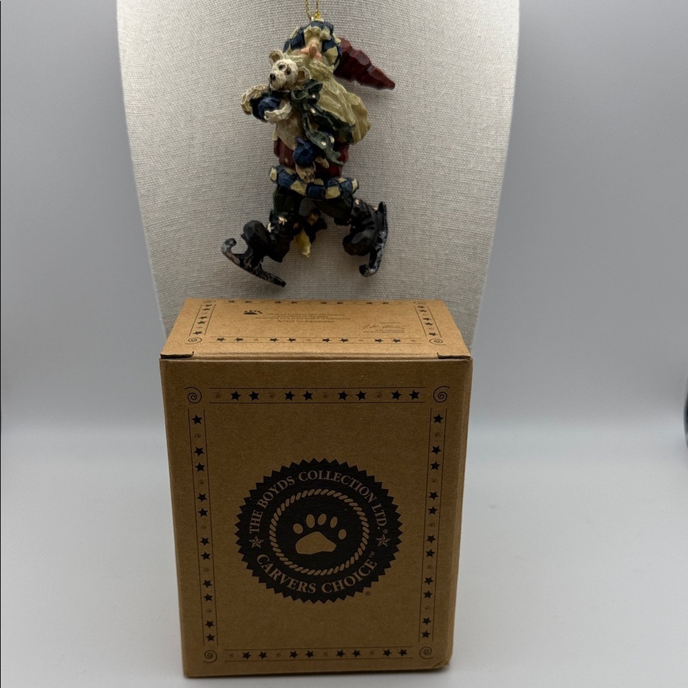 Boyd’s Bears Carvers Choice Santa Jr Quick as a Flash Christmas Ornament #370104 - Picture 3 of 6